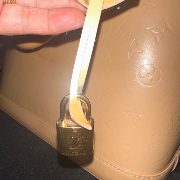 Louis Vuitton Alma Vernis - pre loved 100% authentic - Picture 11 of 16
